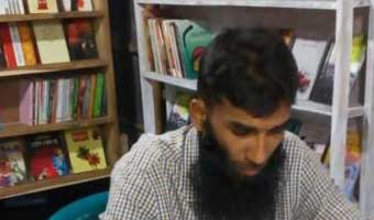 লাইব্রেরির পরিবর্তে বাড়ছে মসজিদের সংখ্যা লাইব্রেরির পরিবর্তে বাড়ছে মসজিদের সংখ্যা