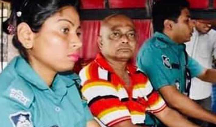 পুলিশ ভ্যানে কবি হেনরী স্বপন পুলিশ ভ্যানে কবি হেনরী স্বপন