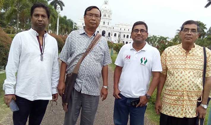 সাতসকালে আগরতলা শহরে উজ্জয়ন্ত রাজপ্রাসাদের সামনে কবি এ কে শেরাম, কবি পুলিন রায় এবং কবি নিতাই সেনের সঙ্গে লেখক সাতসকালে আগরতলা শহরে উজ্জয়ন্ত রাজপ্রাসাদের সামনে কবি এ কে শেরাম, কবি পুলিন রায় এবং কবি নিতাই সেনের সঙ্গে লেখক