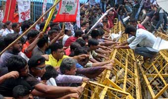রক্তমাখা চাঁদের আলো অথবা নিজের কথা রক্তমাখা চাঁদের আলো অথবা নিজের কথা