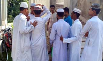 পরীক্ষার হলে ২০ ছাত্রের চুল কাটলেন অধ্যক্ষ পরীক্ষার হলে ২০ ছাত্রের চুল কাটলেন অধ্যক্ষ