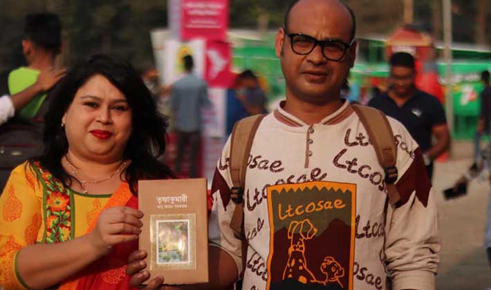লেখকের হাতে ‘তৃষ্ণাকুমারী’ তুলে দিচ্ছেন প্রকাশক পাপিয়া জেরীন লেখকের হাতে ‘তৃষ্ণাকুমারী’ তুলে দিচ্ছেন প্রকাশক পাপিয়া জেরীন