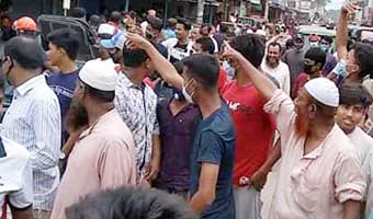দোকান খোলার দাবিতে ব্যবসায়ীদের বিক্ষোভ, পুলিশের লাঠিচার্জ দোকান খোলার দাবিতে ব্যবসায়ীদের বিক্ষোভ, পুলিশের লাঠিচার্জ