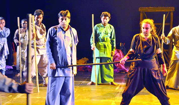 ঢাকা থিয়েটারের ‘ধাবমান’ নাটকের একটি দৃশ্য ঢাকা থিয়েটারের ‘ধাবমান’ নাটকের একটি দৃশ্য