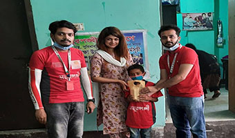 ময়ূরপঙ্খীর খাদ্য প্রদান কর্মসূচিতে সোহানা সাবা ময়ূরপঙ্খীর খাদ্য প্রদান কর্মসূচিতে সোহানা সাবা