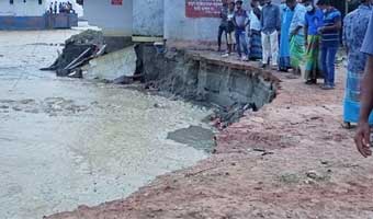 শিমুলিয়া ঘাট এলাকায় পদ্মার ভাঙন, ফেরি বন্ধ শিমুলিয়া ঘাট এলাকায় পদ্মার ভাঙন, ফেরি বন্ধ