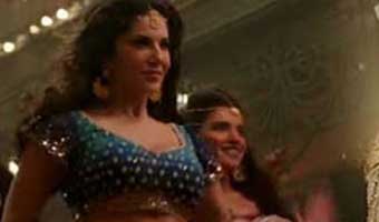 ফুচকার দোকানে কলসি নিয়ে সানির নাচ ভাইরাল