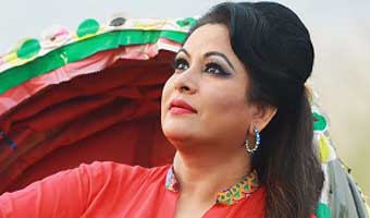 ইবাদত বন্দেগি করছেন অভিনেত্রী চম্পা