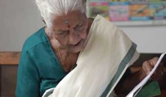 ১০৪ বছর বয়সে লেখাপড়া শিখলেন কুট্টিয়াম্মা ১০৪ বছর বয়সে লেখাপড়া শিখলেন কুট্টিয়াম্মা
