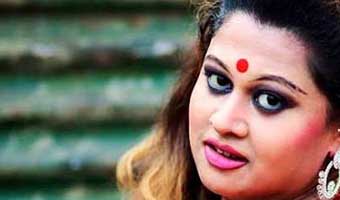 ময়ূরী এখান সার্কাসে অভিনয় করছেন