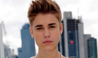 বিশ্বখ্যাত রকস্টার জাস্টিন বিবারের মুখের একপাশ অবশ