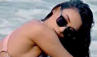 নেট দুনিয়ায় ঝড় তোলা পপশিল্পী ওটিলিয়া এখন ঢাকায়