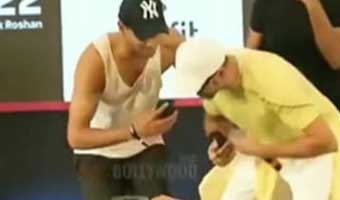 ভক্তের পা ছুঁয়ে প্রণাম করলেন হৃতিক রোশন