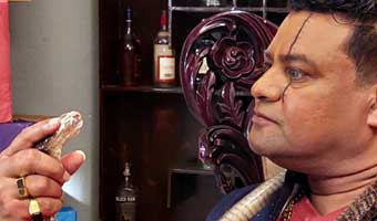 জীবন্ত সাপ গলায় পেঁচিয়ে অভিনয়ে ফিরলেন দোদুল