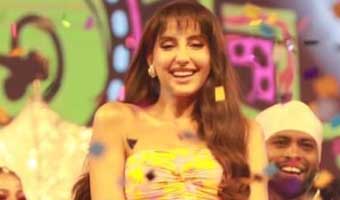 ঢাকার মঞ্চে নোরা ফাতেহি, দিলেন উড়ন্ত চুমু