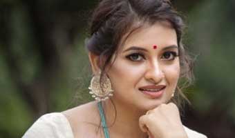 স্তন টিউমার জয় করলেন কণ্ঠশিল্পী সিঁথি