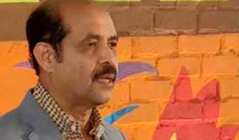 ‘স্ট্রিট আর্টে পোস্টার লাগালে গলায় জুতার মালা দেওয়া হবে’ ‘স্ট্রিট আর্টে পোস্টার লাগালে গলায় জুতার মালা দেওয়া হবে’