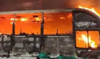 মতিঝিলে যাত্রীবাহী বাসে আগুন মতিঝিলে যাত্রীবাহী বাসে আগুন