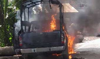 গোপালগঞ্জে পুলিশের গাড়িতে ছাত্রলীগের আগুন