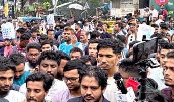 গোপালগঞ্জে হামলার প্রতিবাদে শাহবাগে ৪০ মিনিটের ব্লকেড