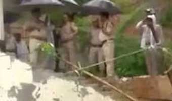দিল্লিতে দেয়াল ধসে নিহত ৮