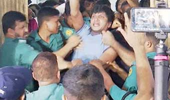 রুমমেটকে ছুরিকাঘাত ডাকসু নির্বাচনে স্বতন্ত্র প্রার্থীর