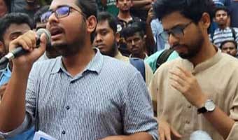 বক্তব্য দেওয়ার সময় রাবি শিবির সভাপতির বুকে বোতল নিক্ষেপ