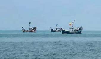 সেন্টমার্টিন থেকে ১৮ জেলেকে আটক করলো আরাকান আর্মি