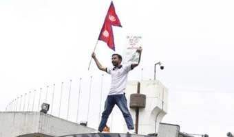 নেপালে পার্লামেন্ট ভবনে বিক্ষোভকারীদের বিজয় পতাকা