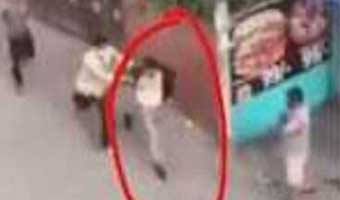 নেপালের অর্থমন্ত্রীকে রাস্তায় ফেলে মারধোর