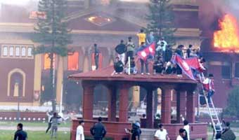 নেপালে ৩ পুলিশকে পিটিয়ে হত্যা করল জনতা