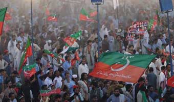 ইমরান খানের মুক্তির দাবিতে উত্তাল পাকিস্তান