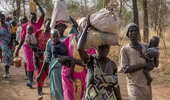 সুদানে বাঁচার আশায় মাইলের পর মাইল হাঁটছে মানুষ