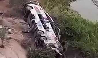 পেরুতে খাদে বাস পড়ে নিহত ৩৭