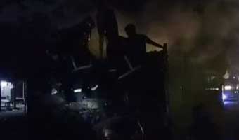 আকিজ পেপার মিলের সামনে পণ্যবাহী ট্রাকে আগুন