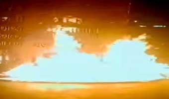 পটুয়াখালীর ঝাউতলায় ‘৩৬ জুলাই’ স্মৃতিস্তম্ভে আগুন