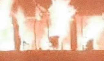 শেখ ফজিলাতুন্নেসা কলেজের সামনে বাসে আগুন শেখ ফজিলাতুন্নেসা কলেজের সামনে বাসে আগুন