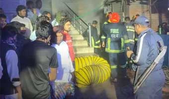 সাভারে ডায়াগনস্টিক সেন্টারের ৫ তলা ভবনে আগুন
