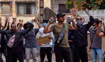 উত্তাল ফিলিপাইন, প্রেসিডেন্টের পদত্যাগ দাবিতে বিক্ষোভ