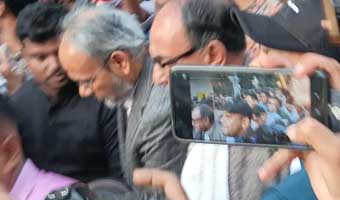 হাদিকে দেখতে এসে ঢামেকে তোপের মুখে মির্জা আব্বাস হাদিকে দেখতে এসে ঢামেকে তোপের মুখে মির্জা আব্বাস