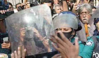 স্বরাষ্ট্র উপদেষ্টার কার্যালয় ঘেরাও কর্মসূচিতে পুলিশের বাধা স্বরাষ্ট্র উপদেষ্টার কার্যালয় ঘেরাও কর্মসূচিতে পুলিশের বাধা