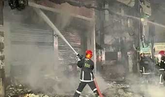 প্রথম আলোর আগুন নেভাতে গিয়ে দুই ফায়ার ফাইটার বিদ্যুৎস্পৃষ্ট