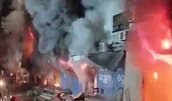 করাচিতে শপিং মলে আগুন, নিহত ৫ আহত ২০