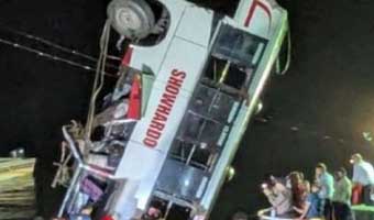 পদ্মা নদীতে তলিয়ে যাওয়া বাস উদ্ধার, মৃত ২৪