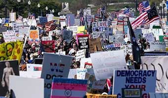 ট্রাম্পের নীতির বিরুদ্ধে যুক্তরাষ্ট্রে ব্যাপক বিক্ষোভ ট্রাম্পের নীতির বিরুদ্ধে যুক্তরাষ্ট্রে ব্যাপক বিক্ষোভ