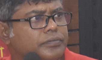 আসমানের দিকে তাকিয়ে থাকা মানুষেরা