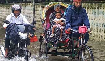 টানা বর্ষণে ডুবে গেছে ঢাকার সড়ক ও অলিগলি