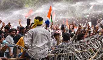 ফের উত্তাল ভারত, শিক্ষার্থীদের ওপর পুলিশের লাঠিচার্জ