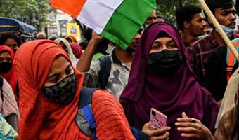 শিক্ষাপ্রতিষ্ঠানে ছাত্রীরা স্কার্ফ পড়তে পারবে না: ভারতের হাইকোর্ট শিক্ষাপ্রতিষ্ঠানে ছাত্রীরা স্কার্ফ পড়তে পারবে না: ভারতের হাইকোর্ট