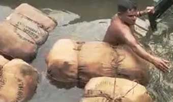 পুলিশের ধাওয়ায় পুকুরে গাঁজাবাহী গাড়ি, ৯ বস্তা গাঁজা উদ্ধার